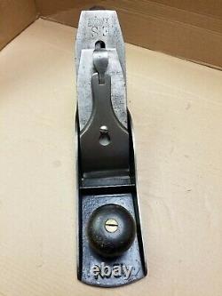 Vintage Stanley No 5-1/2 Bench Plane Woodworking Tool Smooth Sole